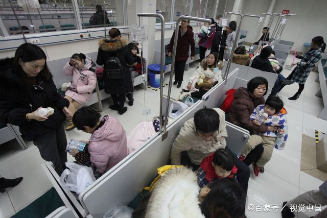 这是2018年12月8日,摄影师在扬州市第一人民医院拍摄而儿童输液画面